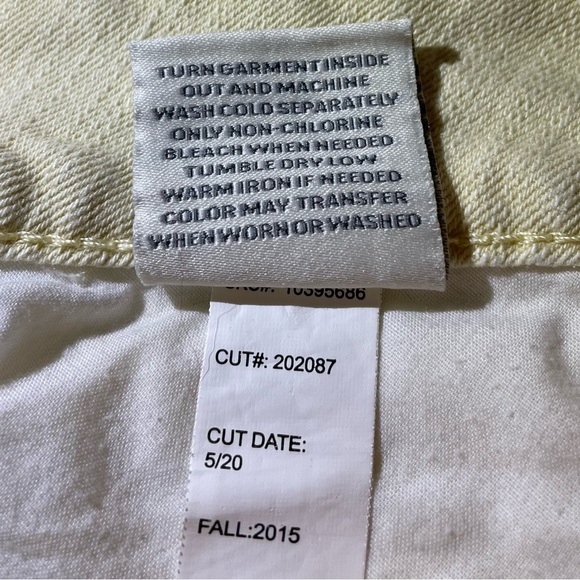 Torrid Cream Distressed Cut Off Raw Hem
Shorts Size 26 - Picture 10 of 11